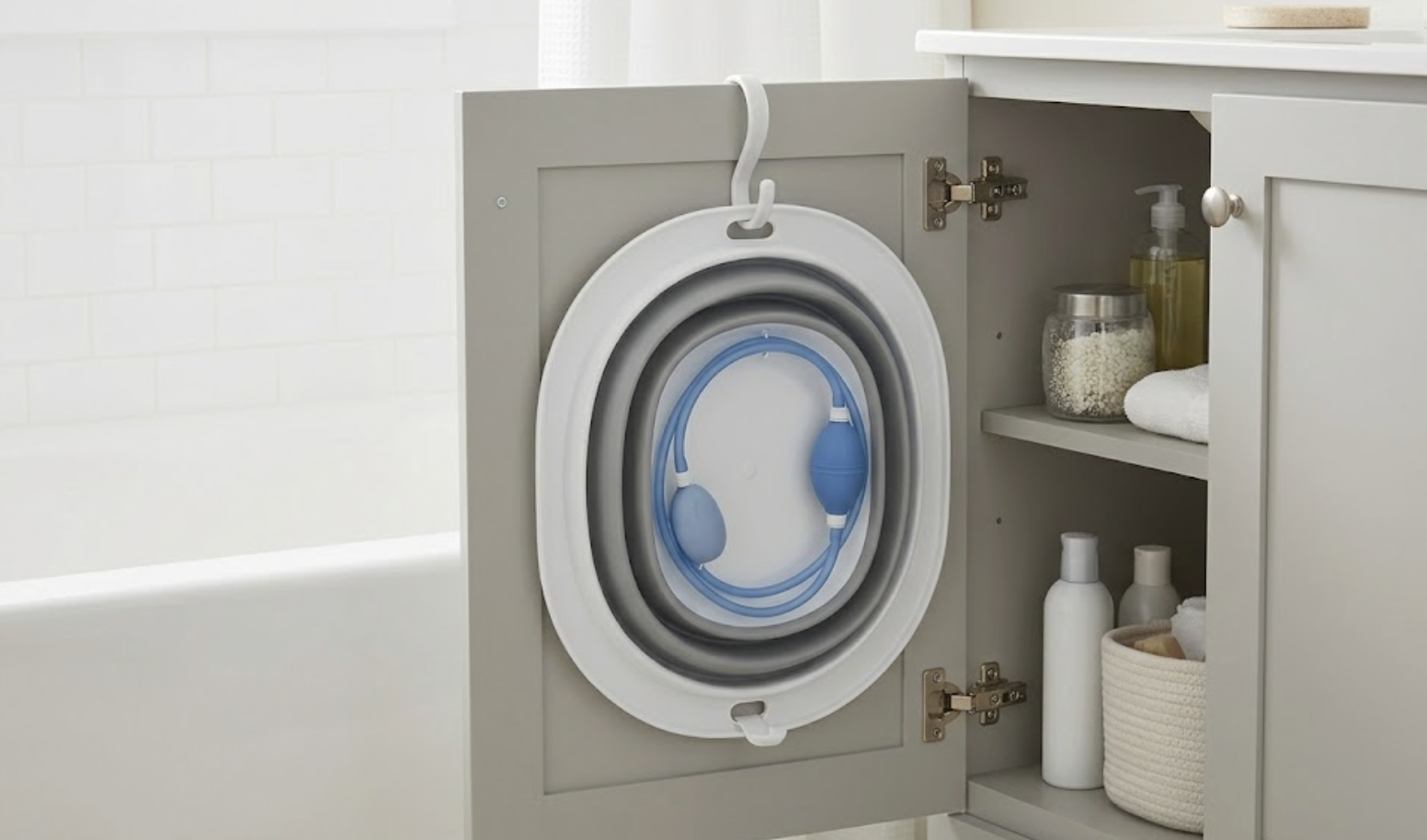 AquaNési plegado y colgado dentro de un mueble de baño