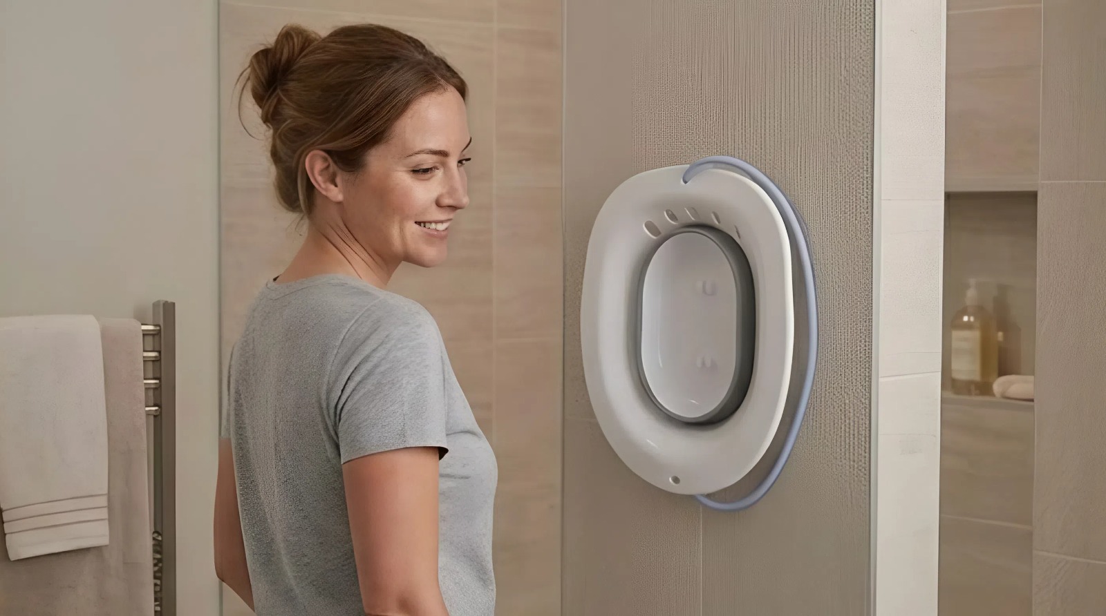 Mujer en un baño luminoso junto al bidé portátil AquaNési